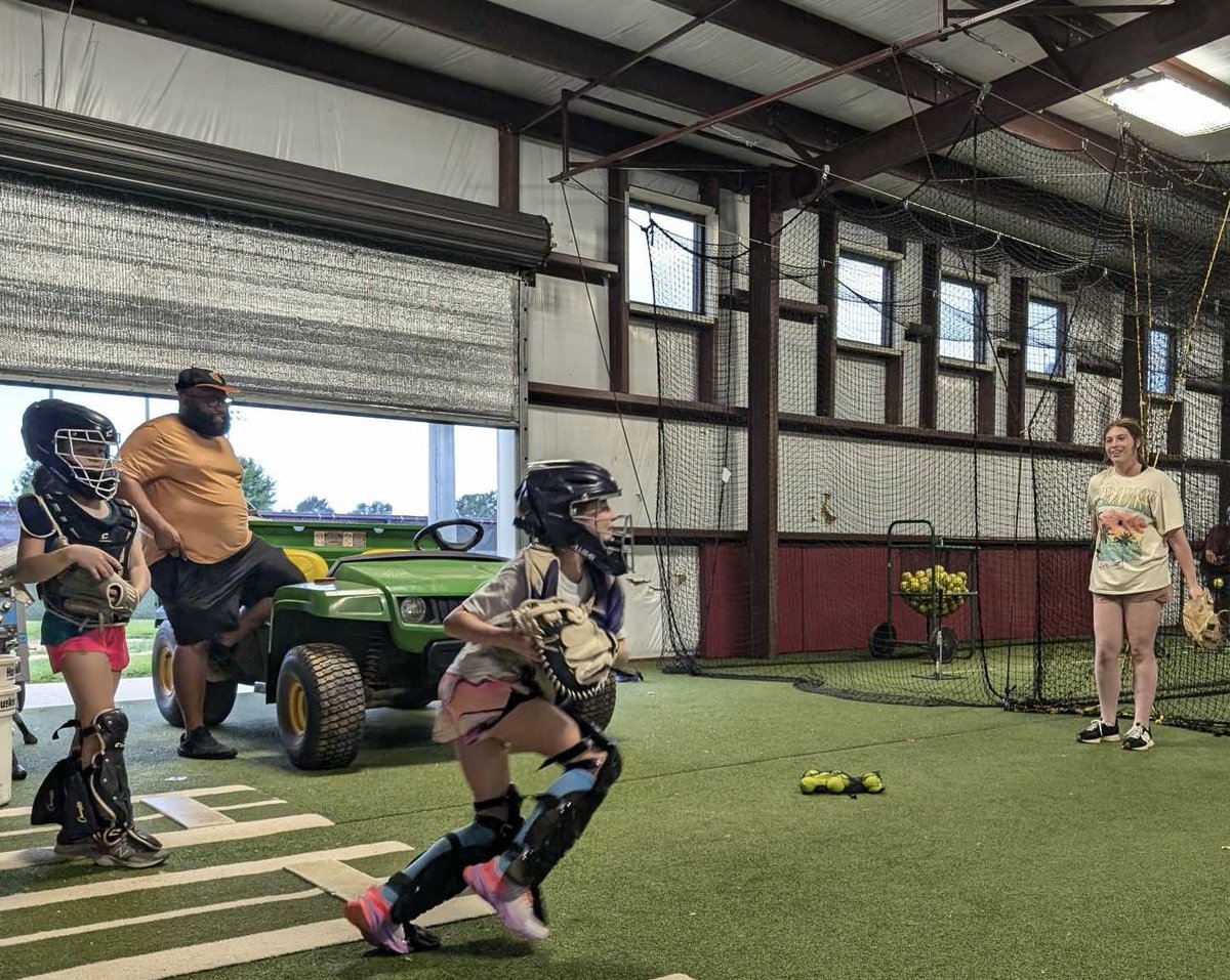 AddisonD2028's tweet photo. I had a blast working with my sweet MS Mayhem 10u softball girls tonight! They are so much fun to work with !!! #catcher #studentcoach #msmayhem #classof2028 https://t.co/kYKz8ytaLF