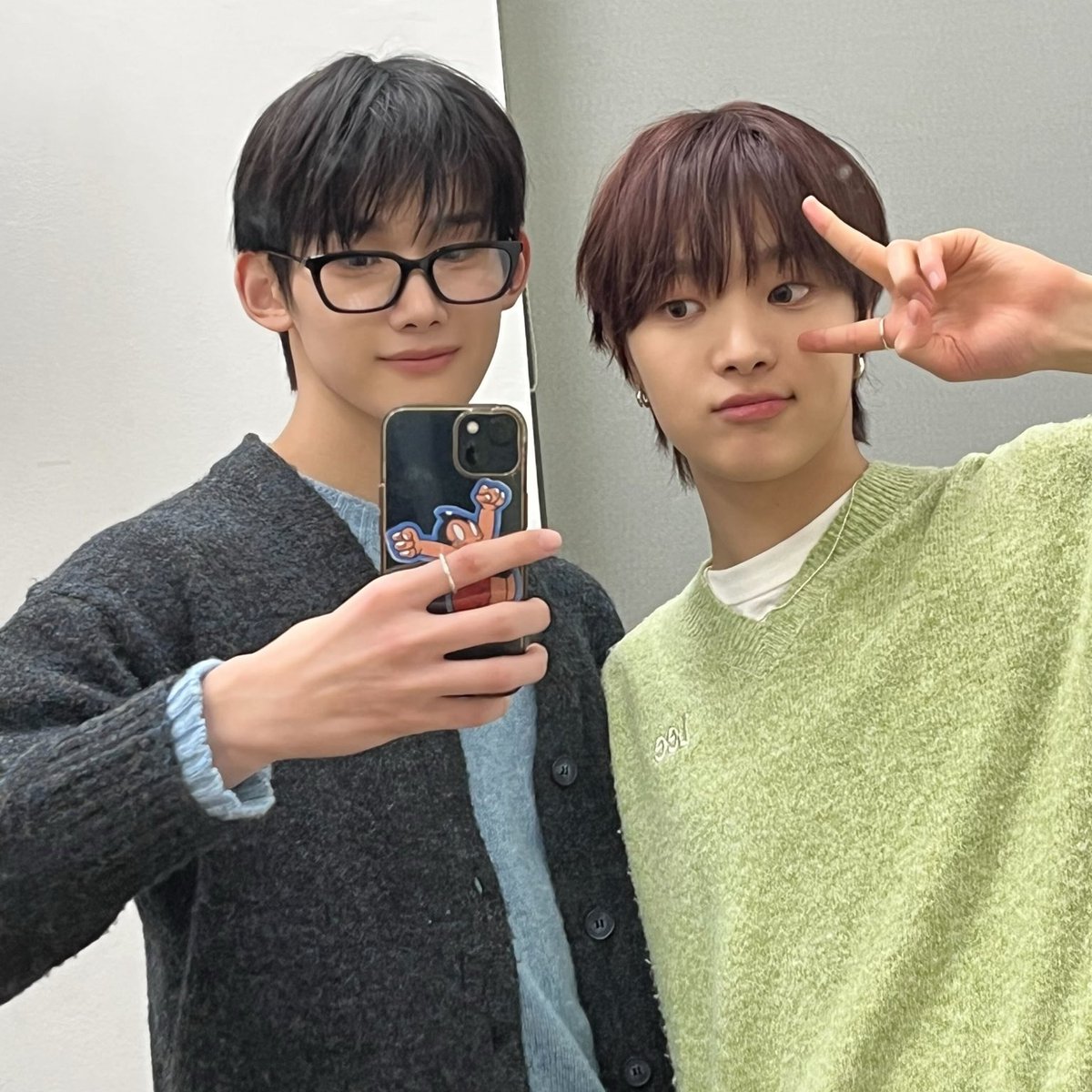 JJJOASAKURA's tweet photo. Take a breather and throw your attention to the guy next to me—he’s just hit the big 22! The one who’s always got the team on his mind, and the one i can’t help but adore for both his forgetfulness and coolness. Happy birthday, EJ-kun! Hope we can cook up another epic trip soon✈️ https://t.co/xgUznyT5UU