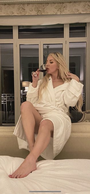 Wine me, dine me 
and adore me ✨ https://t.co/ZLi3X3b77s