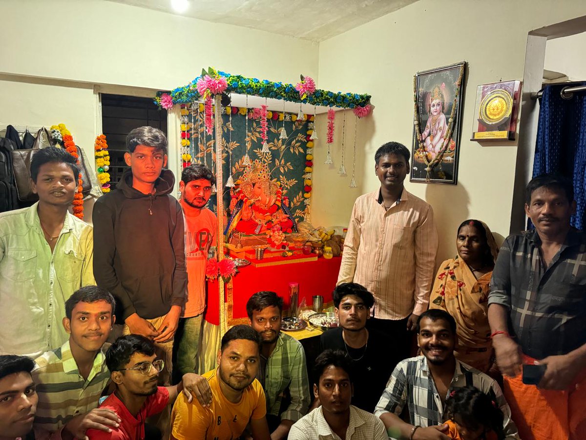 sanatansevasang's tweet photo. #सनातन_सेवा_संघ🚩
आज सनातन सेवा संघ के कार्यकर्ताओं ने घर घर जाके श्री गणेश जी के दर्शन किए। भगवान गणेश जी सबका कल्याण करे। https://t.co/WYYdImn1vC