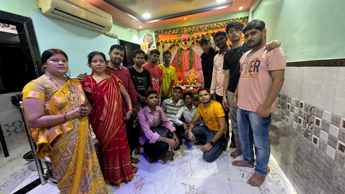 sanatansevasang's tweet photo. #सनातन_सेवा_संघ🚩
आज सनातन सेवा संघ के कार्यकर्ताओं ने घर घर जाके श्री गणेश जी के दर्शन किए। भगवान गणेश जी सबका कल्याण करे। https://t.co/WYYdImn1vC