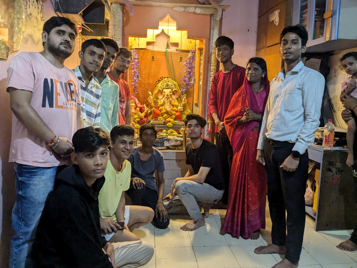 sanatansevasang's tweet photo. #सनातन_सेवा_संघ🚩
आज सनातन सेवा संघ के कार्यकर्ताओं ने घर घर जाके श्री गणेश जी के दर्शन किए। भगवान गणेश जी सबका कल्याण करे। https://t.co/WYYdImn1vC