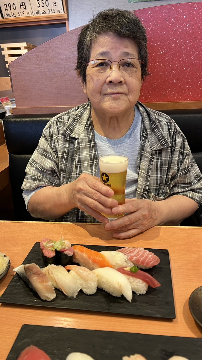 daikun1975's tweet photo. 今日は、愛する母の75歳？76歳？忘れたが誕生日！
乳がんに負けず、よく今まで生きてくれた！
ありがとう！
目指せ！老衰！
頑張ってまだまだ生きてね！

誕生日おめでとう🎂 https://t.co/ShUaJSPB0L