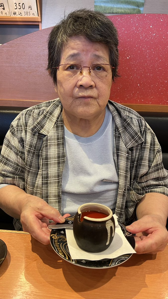 daikun1975's tweet photo. 今日は、愛する母の75歳？76歳？忘れたが誕生日！
乳がんに負けず、よく今まで生きてくれた！
ありがとう！
目指せ！老衰！
頑張ってまだまだ生きてね！

誕生日おめでとう🎂 https://t.co/ShUaJSPB0L