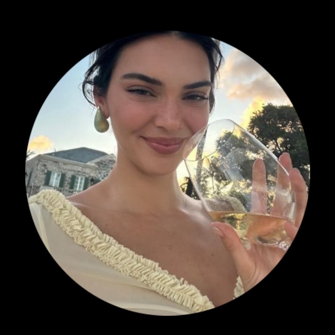 “this woman is proof that you can have no talent
but a mother who puts you in the right program, the luck to end up in modeling and the right relationship will be enough
you will get what many people deserve more than you”
Why you drag Kendall like that 🤣🤣