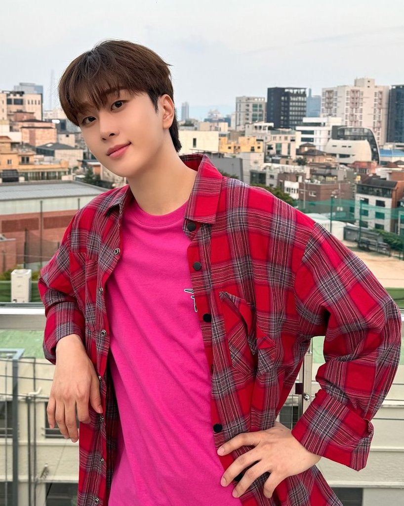 IDOL_ALLDAY's tweet image. ▶ 셀럽 : 뉴키드 진권
▶ 어디 : 240909 개인 인스타그램
▶ 브랜드 : 반팔티 - 로맨틱크라운 (ROMANTIC CROWN)
▶ 모델명 : VOLUME LOGO FLOWER TEE SHIRT_PINK

#Newkidd #Jinkwon