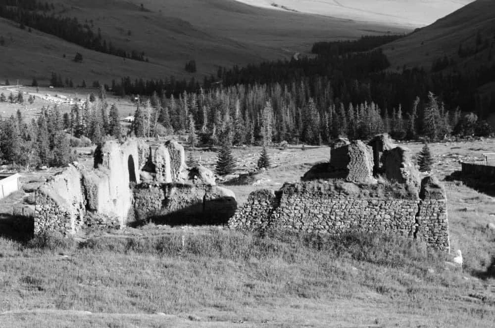 Ulaantomor's tweet photo. 1937 намар ЗХУ-ын ДХЯ-ны дэд сайд Фриновский, БХЯ-ны дэд сайд Смирнов нар Монголд ирж хувьсгалын эсэргүү, Японы тагнуул гэгдэх 115 хүний нэрсийн жагсаалт авч ирснээр 1937-9-10-ны шөнөөс өргөн баривчилгаа эхлэж их хэлмэгдүүлэлт геноцид эхлэв.

Энэ хэлмэгдлээр 17612 лам, 16 сайд, дэд сайд, 42 генерал, Төв хорооны 11 тэргүүлэгчдээс 9, Төв Хорооны гишүүдийн 83.6, ХБКын 80, намын гишүүдийн 70% баривчлагдан хэлмэгджээ.

Зөвлөлтийн элчин сайд Голубчик төвдөө явуулсан тайландаа: “771 сүмээс 615-ыг үнсэн товрог болгов. Одоо ажиллаж буй сүм 26. 17338 хүн л ламд тооцогдож буй. Толгой лам нарыг бүгдийг нь устгасан” гэжээ...

Хийгээгүй хэргийн төлөө хэрэгтэн болгож Монголын үндэстний оюун санааг тээгчид, шашны зүтгэлтнүүд, эрдэмтэн мэргэд, алтан ургийнхныг Оросын коммунистуудын шууд заавраар их аллага геноцид үйлдсэн нь үнэн билээ.

Хэлмэгдүүлэлтийн хар шуурга Эрх чөлөөт, ардчилсан Монголыг дахин бүү нөмрөг. 🙏

Эцэг өвгөдийн мнь сүнс амгалан байгээ 🙏

Via: Sakuna Sara