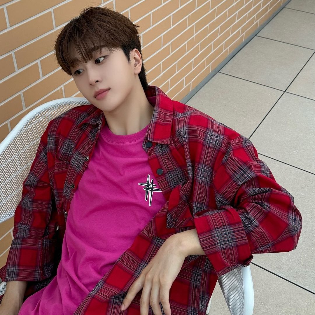 IDOL_ALLDAY's tweet image. ▶ 셀럽 : 뉴키드 진권
▶ 어디 : 240909 개인 인스타그램
▶ 브랜드 : 반팔티 - 로맨틱크라운 (ROMANTIC CROWN)
▶ 모델명 : VOLUME LOGO FLOWER TEE SHIRT_PINK

#Newkidd #Jinkwon