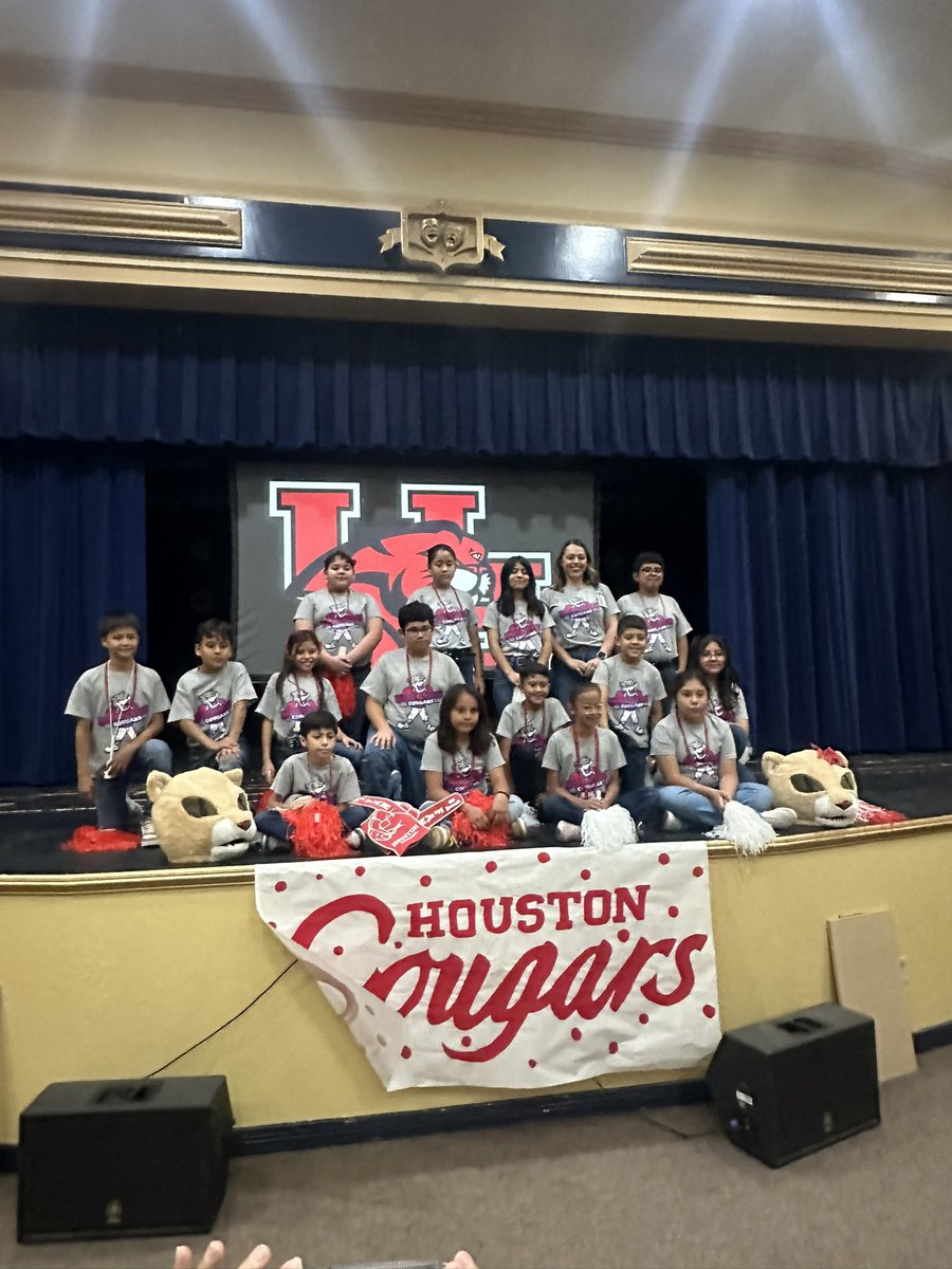 RogelioSegovi13's tweet image. What an incredible start to my week‼️  @o_wildcats hosted an outstanding college rally, delivering an inspiring college readiness message. Huge shoutout to the Houston Cougars class for their amazing presentation‼️#CollegeBound @FabensISD #FutureReadySkills @HoustonUniv ✨