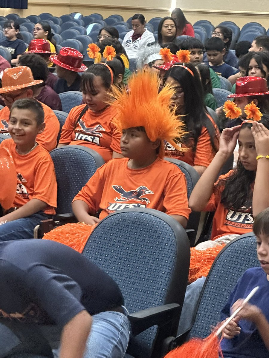 RogelioSegovi13's tweet image. What an incredible start to my week‼️  @o_wildcats hosted an outstanding college rally, delivering an inspiring college readiness message. Huge shoutout to the Houston Cougars class for their amazing presentation‼️#CollegeBound @FabensISD #FutureReadySkills @HoustonUniv ✨