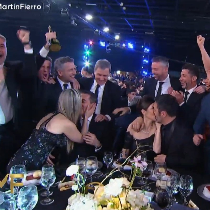 EN SATURNOOOO VIVEN LOS HIJOSS Q NUNCA TUVIERONN 😭😭 #MartinFierro