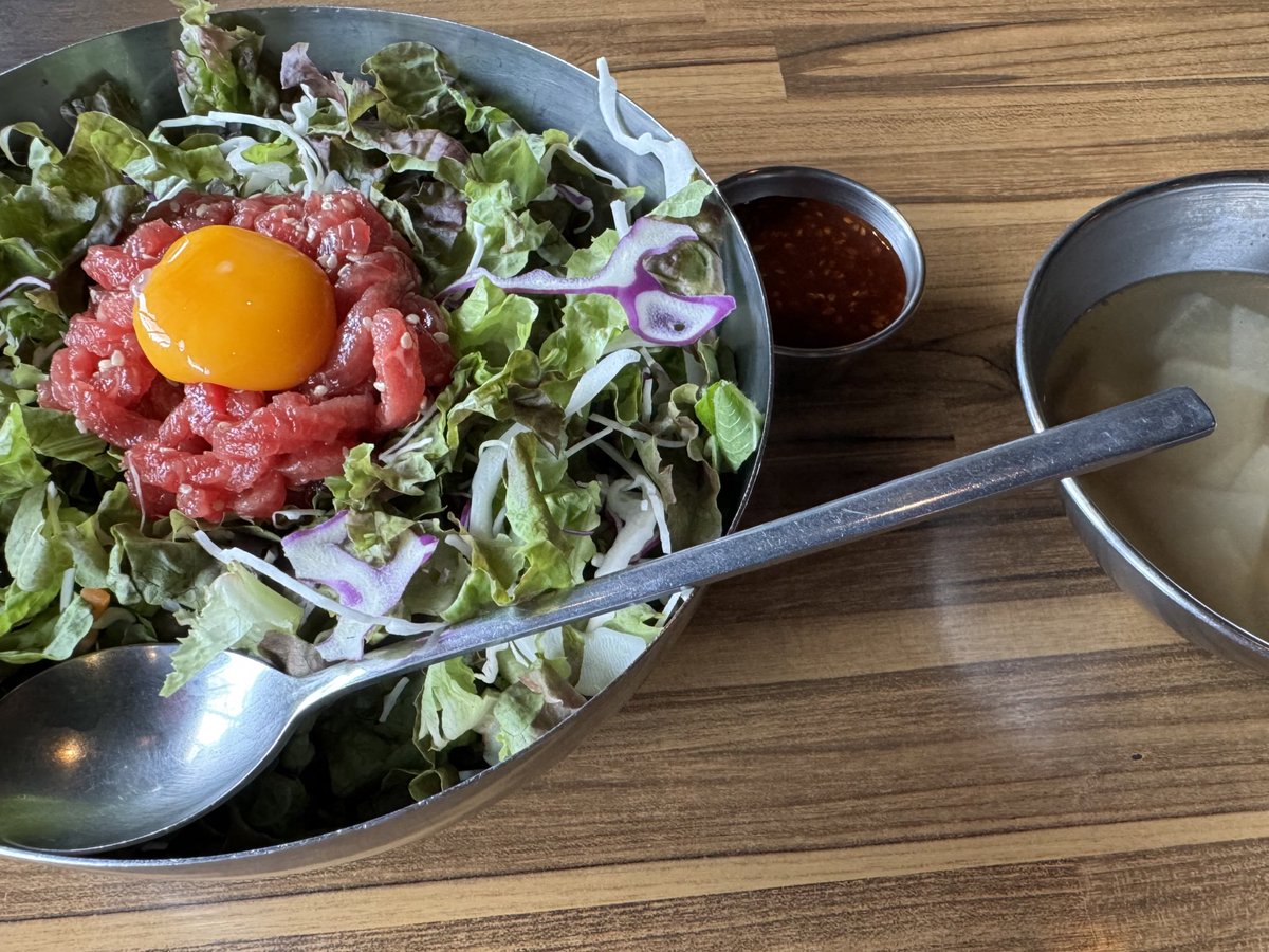 aika6660's tweet photo. 1人ご飯
ユッケビビンバ
9900w

色々種類あって他も食べたくなった

[NAVERマップ]
キムチョンジェウィユッケバンハン鮭新論峴本店
서울 강남구 강남대로118길 47 2층
https://t.co/JODBSlXCd9 https://t.co/2LVgZpOabG