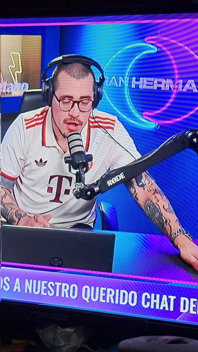 hector_pinto_es's tweet photo. Tendrá a Angélica tío @ClaudioMichaux en react o se hará el Larry kiee jajaja #GranHermanoChile #GranHermano #GranhermanoCHV  saludos sangre sangre sangre https://t.co/kVujNbr9wE
