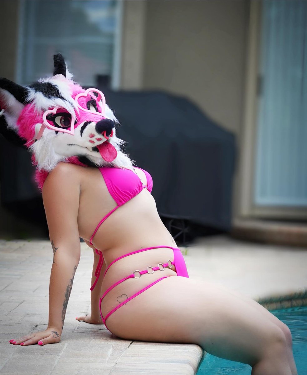 Woof :) #furryfandom #FURRY #megaplex24 #Megaplex2024 #megaplex #goth #pink