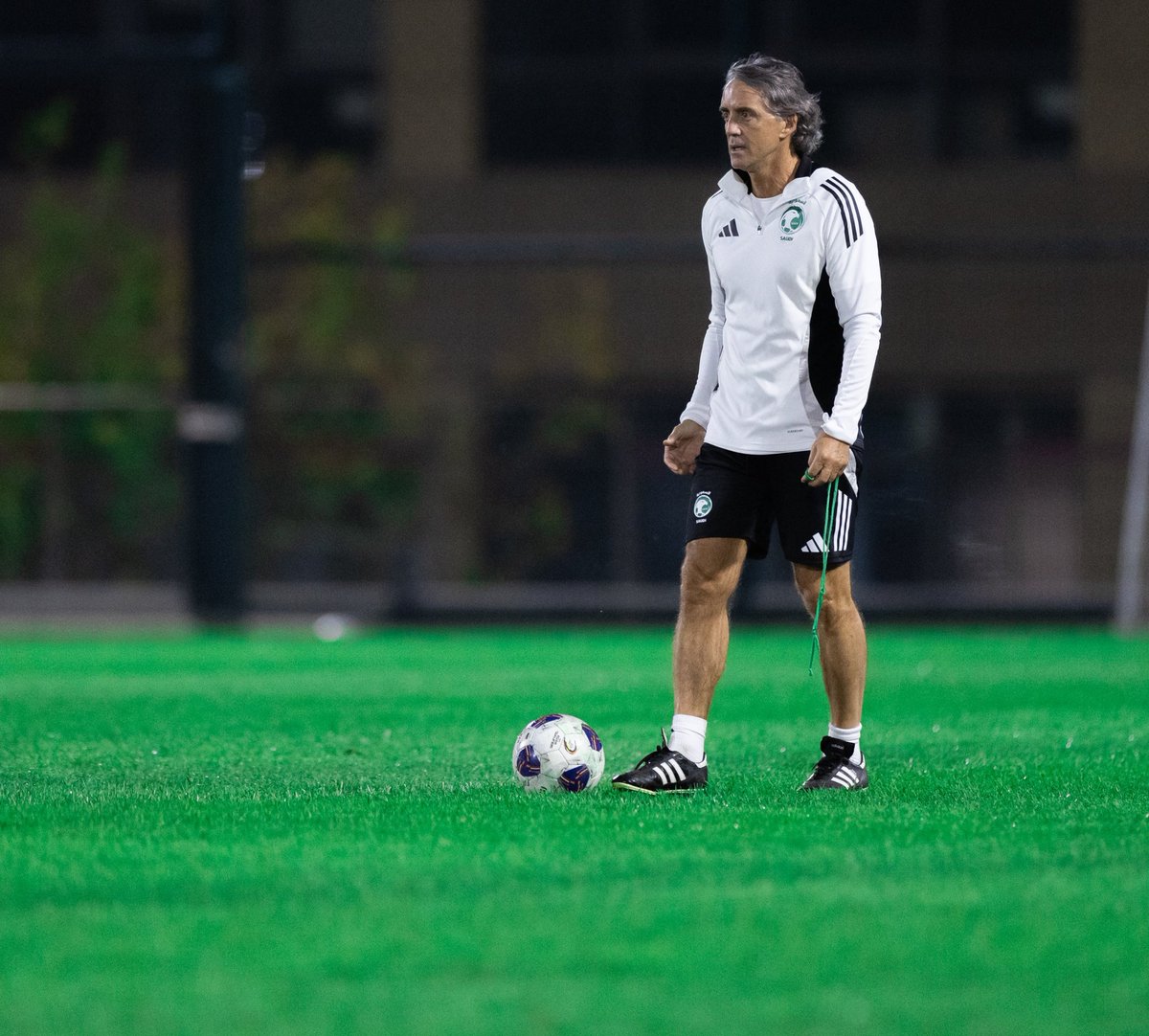 #السعودية_الصين
✋️ الي اعرفه بان المدرب الي يتخذ تشكيله دفاعيه ويعتمد على التمريرات الطوليه والمرتده هذا اضعف فريق والتشكيله الدفاعيه هي الحل الوحيد يعني لو اتخذ تشكيله هجوميه نفس تشكيلة #الهلال راح يلقم بالخمسه تقريبا من اي فريق
🙄 برأيي هذا ما يراه #مانشيني في منتخبنا