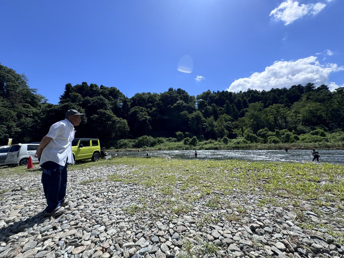 AyuYaro's tweet photo. 【あわてるコジキはもらいが少ない】

今日オトリが入った

　　　&amp;

今日放流が行われた

秋川銀座！！

すぐにかかるわけないのでしばらく様子見。

放流魚もなかなかデカそうで、
ベテラン勢も苦戦中です。

どこが釣れるかのんびり観察中！
秋の風が気持ち良い！

みんな帰ったらやろかなw https://t.co/v6wbQVpYBJ