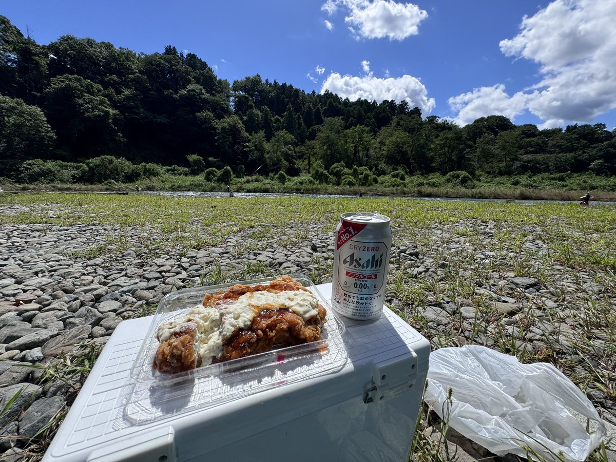 AyuYaro's tweet photo. 【あわてるコジキはもらいが少ない】

今日オトリが入った

　　　&amp;

今日放流が行われた

秋川銀座！！

すぐにかかるわけないのでしばらく様子見。

放流魚もなかなかデカそうで、
ベテラン勢も苦戦中です。

どこが釣れるかのんびり観察中！
秋の風が気持ち良い！

みんな帰ったらやろかなw https://t.co/v6wbQVpYBJ