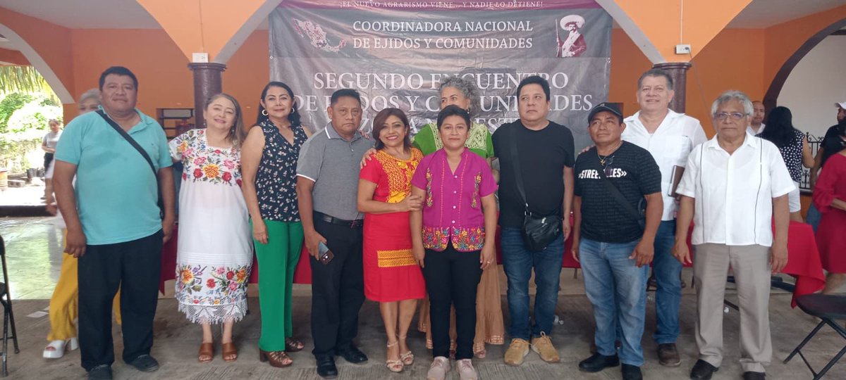 veronicacamino's tweet photo. Agradezco la invitación al #SegundoEncuentro de Ejidos y Comunidades Zona Noreste, donde se abordaron problemáticas y propuestas para fortalecer lo ejidos. Estos espacios de diálogo son fundamentales para atender y escuchar las necesidades del campo. 🌾🌱🌿
Estoy comprometida a trabajar desde el @senadomexicano por el campo que merecemos y se impulse el desarrollo de nuestras comunidades.
El evento fue organizado por #FerminaCupul, Coordinadora de Mujeres, Comisaria de San Román, Chemax. #AlbertoMarfil, Comisario Ejidal de Tizimín, anfitrión del encuentro y #SantosRobertMora, Comisario Ejidal de Sucopo. También estuvo presente la delegada del RAN Yucatán Dalía Piña.
Agradezco a mi madre Verónica Farjat Sánchez por acudir en mi representación.