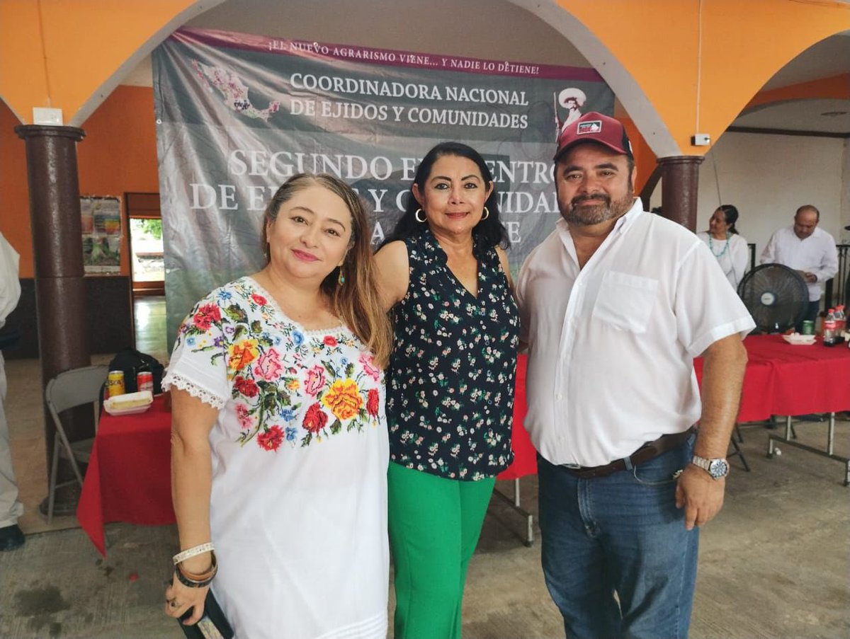 veronicacamino's tweet photo. Agradezco la invitación al #SegundoEncuentro de Ejidos y Comunidades Zona Noreste, donde se abordaron problemáticas y propuestas para fortalecer lo ejidos. Estos espacios de diálogo son fundamentales para atender y escuchar las necesidades del campo. 🌾🌱🌿
Estoy comprometida a trabajar desde el @senadomexicano por el campo que merecemos y se impulse el desarrollo de nuestras comunidades.
El evento fue organizado por #FerminaCupul, Coordinadora de Mujeres, Comisaria de San Román, Chemax. #AlbertoMarfil, Comisario Ejidal de Tizimín, anfitrión del encuentro y #SantosRobertMora, Comisario Ejidal de Sucopo. También estuvo presente la delegada del RAN Yucatán Dalía Piña.
Agradezco a mi madre Verónica Farjat Sánchez por acudir en mi representación.