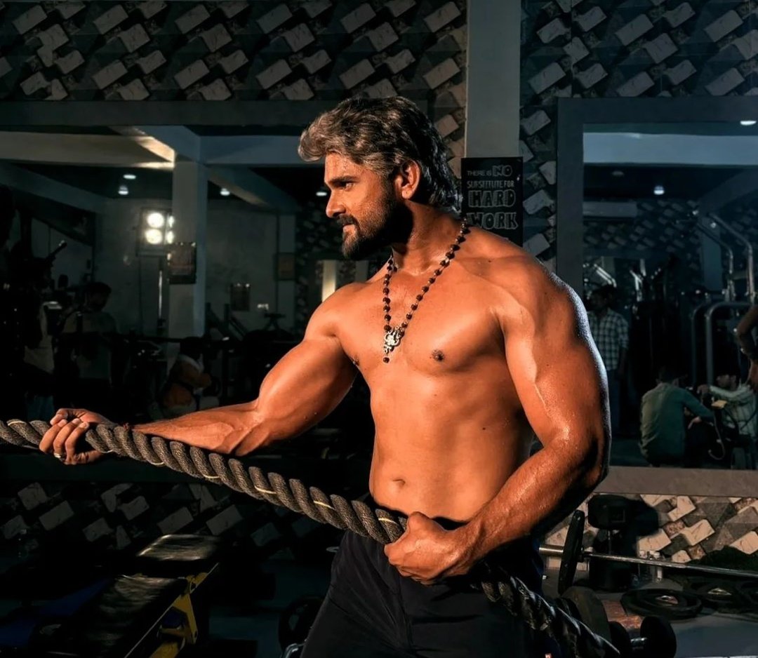 JaikyYadav16's tweet image. वैसे तो मैं न भोजपुरी फ़िल्में देखता हूं और न ही कभी भोजपुरी गाने सुनता हूं लेकिन 

मैं जितने भी भोजपुरी स्टार्स को जानता हूं उनमें से मुझे एक ही स्टार ऐसा लगता है जो कि देखने में भी HERO ही लगता है, उसका नाम है

खेसारीलाल यादव 

पवन सिंह को देखकर मुझे कभी HERO वाली फीलिंग ही…