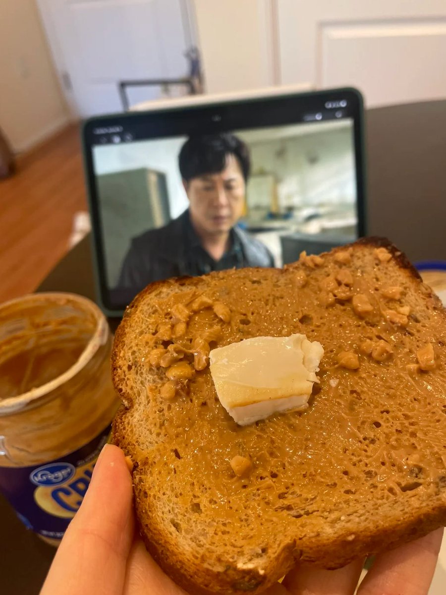 テレビを見ながら朝食を食べます。これは私の土曜日です。