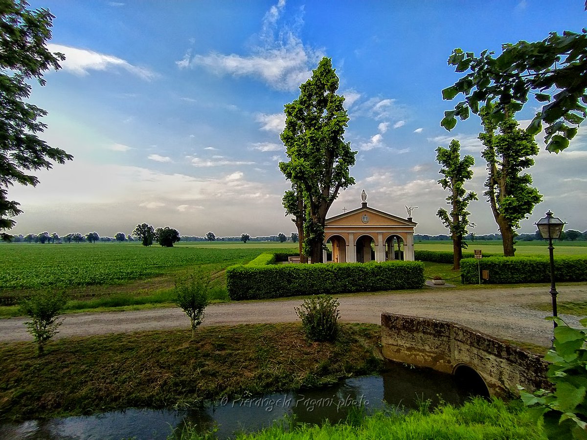 #ChiunqueAbbia affetto,bontà,cuore,capisca chi scrive,abbia la tenerezza di leggere e magari solo sorridere.Il giorno è ancora verde,non rendiamolo pesante,questo non è un saluto è solo un pensiero.
#daleggere.Il poi sarà tanta fatica.La srada è lunga.