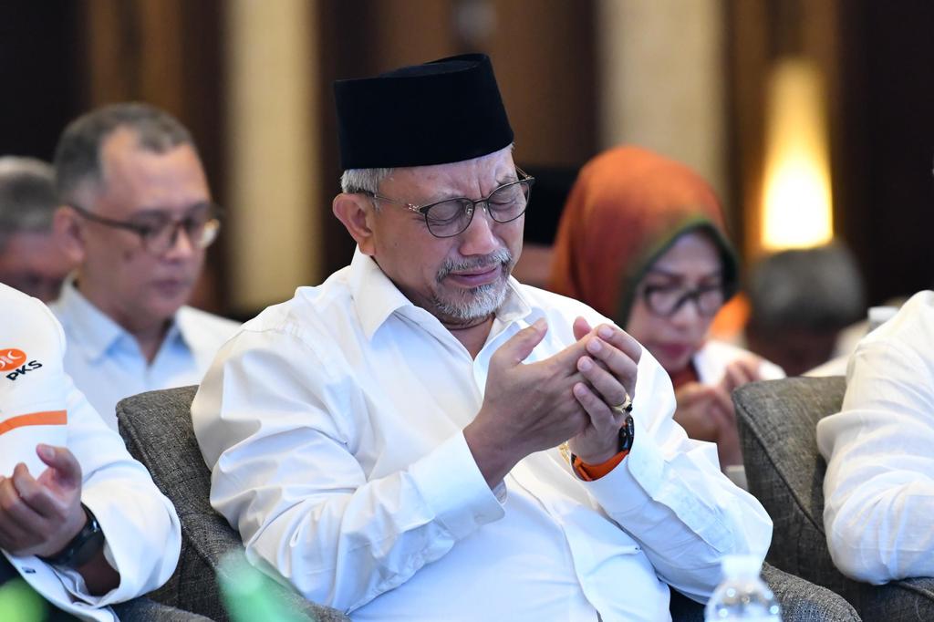 PKS_Bandung's tweet photo. "Menangis itu membuka paru-paru, mencuci muka, melatih mata, dan melembutkan amarah; jadi, menangislah." - Charles Dickens

#JabarASIH #bandungHD https://t.co/c6YJUd4btF