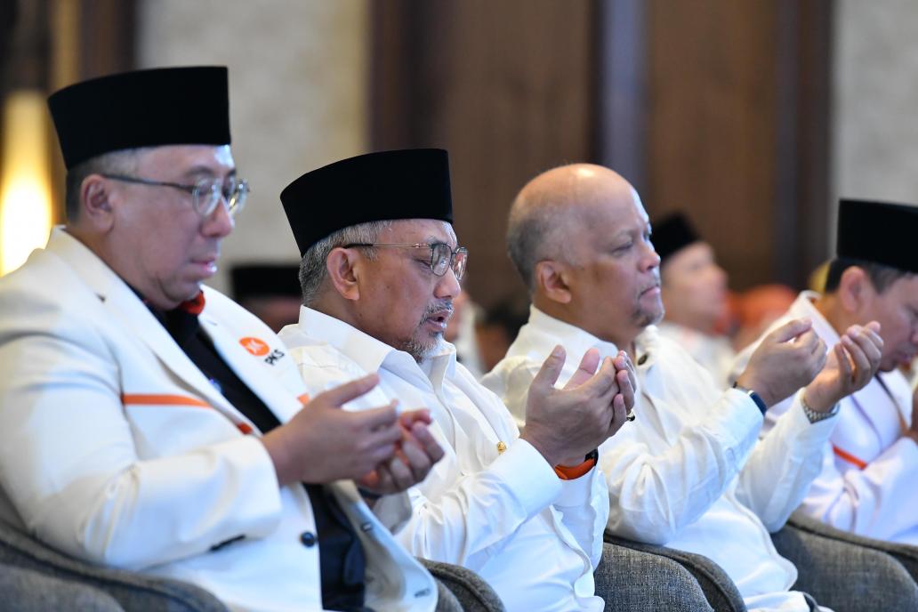 "Menangis itu membuka paru-paru, mencuci muka, melatih mata, dan melembutkan amarah; jadi, menangislah." - Charles Dickens

#JabarASIH #bandungHD