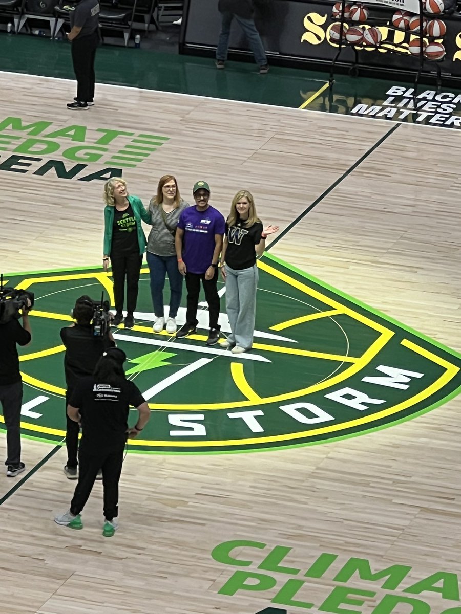 RiosDoriaMD's tweet photo. Such a surreal experience this past weekend to be on the @seattlestorm court with members of the Seattle Allies Against Gynecologic Cancer! 🏀⛹️‍♀️🤩

We helped #MoveTheMessage in our community and let everyone know about #GynecologicCancerAwarenessMonth

@GYNCancer @SGO_org @amandanfader @seoultrainmd @AngelesSecord @gyncsm @gynoncjnls @WNBA @UWashOBGYN @ProvSwedish @VMFHealth @pedroramirezMD @leitaomd @karenluMD @NitaKarnikLee #move4her #gyncsm #obgynmatch