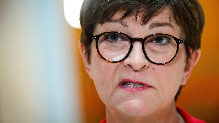 RZitelmann's tweet photo. Esken kritisiert Pläne zur Begrenzung der Zuwanderung und mahnt, Deutschland solle ein freundliches Gesicht behalten. https://t.co/Fs6hcrSbr4