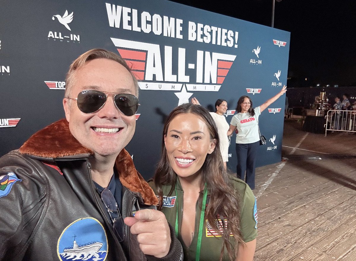 pokerFlo_X's tweet photo. Got to meet my favorite bestie!!! @Jason https://t.co/LbG7k5Gbvc