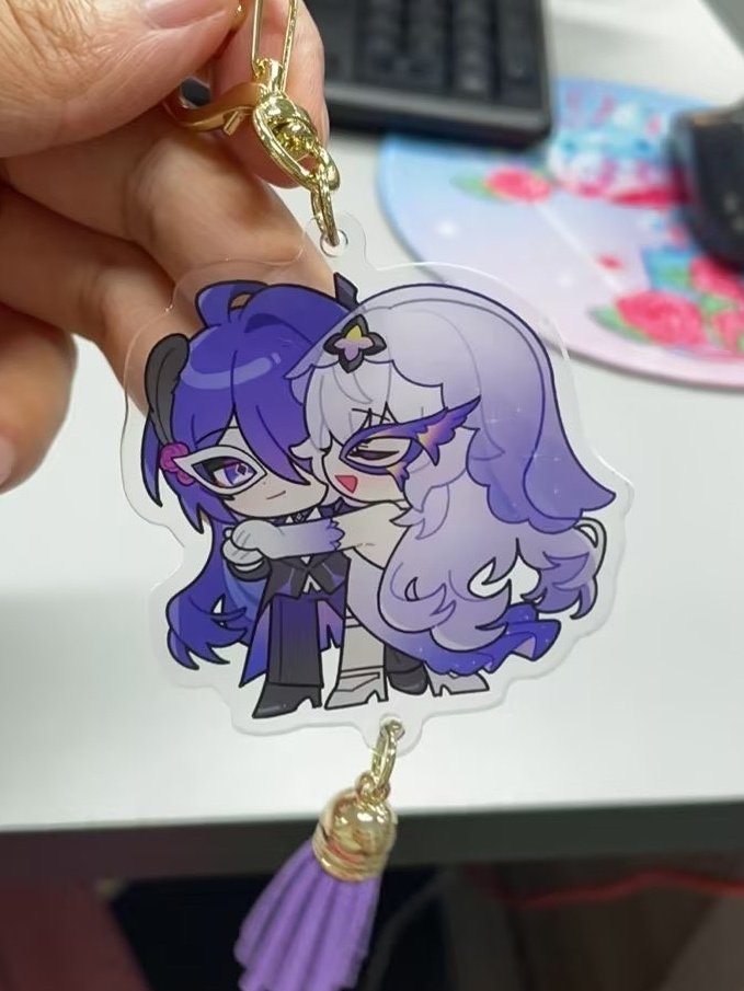 hsrmasquerade's tweet photo. 🎭✨ Charm &amp; Stickersheet ✨🎭

Make way for the unbelievably adorable acheswan acrylic charm and astral express stickersheet made by our beloved merch artist @grimruu !!

Look how sweet everyone is! https://t.co/n7XVlfmS5b
