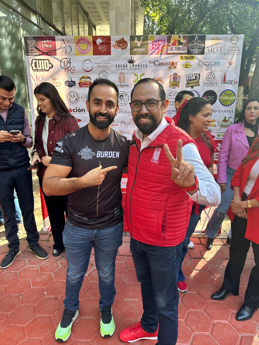 LaloSerranoZ's tweet photo. #LaserInformativo

#Interesante|| "Hoy estamos muy contentos porque lanzamos esta #Cuponera, en la cual más de 100 empresas nos apoyaron con descuentos para estudiantes, maestros y administrativos en diversos rubros. Vamos a entregar más de 2 mil cuponeras en los próximos días, beneficiando así a la comunidad académica, administrativa y estudiantil de la FECA”: @RicardoMCorral , junto con un grupo de empresarios locales, al dar inicio a la entrega de la "Cuponera", con la participación de más de 100 empresas que otorgarán descuentos y promociones a la comunidad de la Facultad de Economía, Contaduría y Administración de la Universidad Juárez del Estado de Durango. El propósito es aliviar algunos gastos del personal y de los estudiantes de esta facultad.