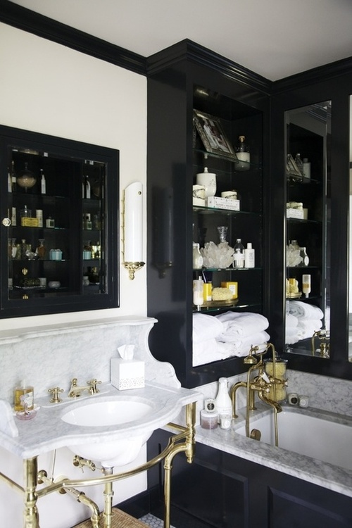 llilitia11's tweet photo. Left: Draco's bathroom with luxury haircare and skincare products, each customized perfectly for his skin and hair type
Right: Harry's bathroom has only one product that he got on sale and a toothbrush. He doesn't understand why men needs all that craps Draco has.
#drary #hpdm https://t.co/m9rlXVwWSQ