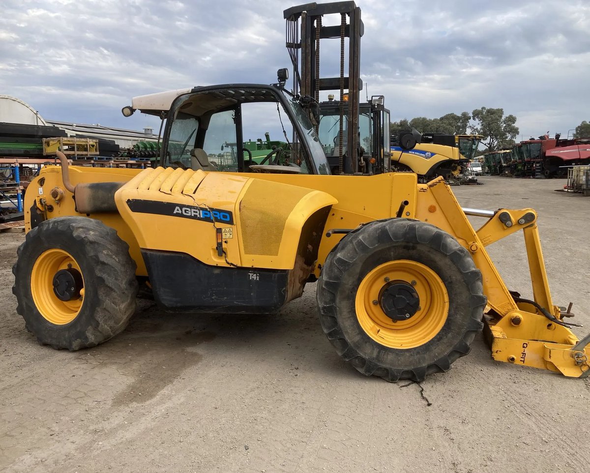 MMMachinery's tweet photo. Just arrived for wrecking at Murray Mallee Machinery is this 2015 Model JCB 541-70 Agri Super Telehandler. With plenty of parts available, call the parts office on 03 50332855 to secure yours today! #telehandler #jcb #wreckers https://t.co/HbxHe1Q26E