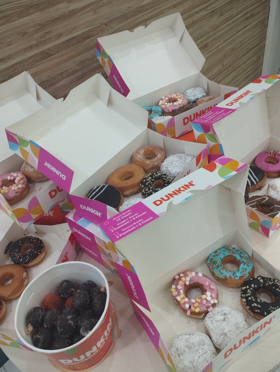 Ninang <a href="/dunkinph/">Dunkin' Philippines</a> super push kami mag pa donut day now sa office since madami kaming A'TIN here 😊

Ganyan namin kamahal ang <a href="/SB19Official/">SB19 Official</a>