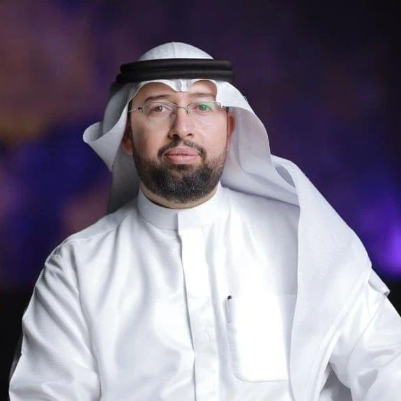 #دَمُ_الشِّعر

إلى المتنبي حيث يقول:
(وما قُلتُ مِن شِعرٍ تَكادُ بُيوتُهُ
إِذا كُتِبَتْ يَبيَضُّ مِن نورِها الحِبرُ)

أيُّهذا المقطِّرُ أنوارَهُ في المدادِ انْتظرني
فثمّةَ في الحبرِ تَرتيلةٌ
لم تذقْ بعدُ من كأسِ ذاك الضّياءْ

أنتَ غادرتَ خيمتَنا بيدَ أنَّكَ خبأتها في ظلالِكَ