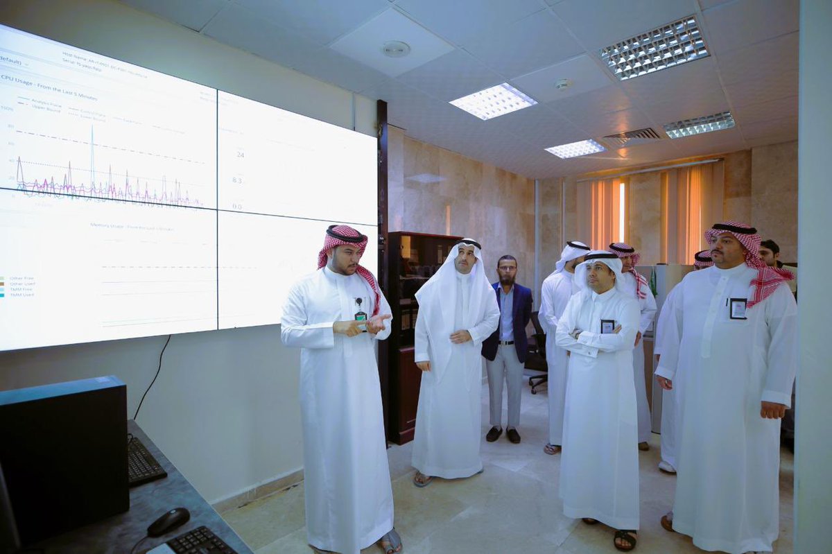 NBU_KSA's tweet photo. رئيس #جامعة_الحدود_الشمالية أ.د.أحمد بن علي الرميح؛ يتفقد إدارة تقنية المعلومات بالجامعة؛ وقد اطلع على مركز البيانات ومركز عمليات البنية التحتية، التي تدعم العمليات الإدارية والتعليمية وخطط الإدارة المستقبلية. https://t.co/pBx9x2W0s6