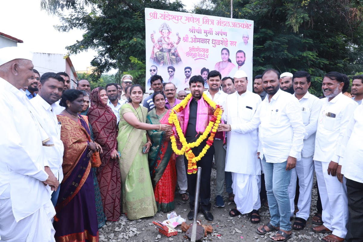 जळकोट (जि. लातूर) येथील मुख्य रस्त्यावरील महात्मा फुले चौक ते डॉ. बाबासाहेब आंबेडकर चौक यादरम्यानच्या रस्त्याचे भूमिपूजन माझ्या हस्ते झाले. यावेळी नागरिकांशी संवाद साधून त्यांच्या समस्या जाणून घेतल्या. या रस्त्याचे काम लवकरात लवकर पूर्ण करण्यात येईल.