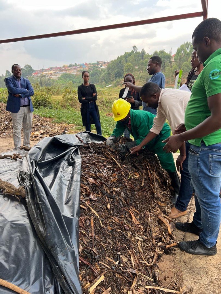 giz_rwanda's tweet photo. Last Thursday, the WCE Project and @Muhangadis launched a pilot for municipal organic waste composting in Rutenga Village. Local farmers eagerly await the nutrient-rich compost. Thanks to CABOD for their support. Let's cultivate a greener future #Sustainability #CommunityImpact https://t.co/5i38qN2AfD