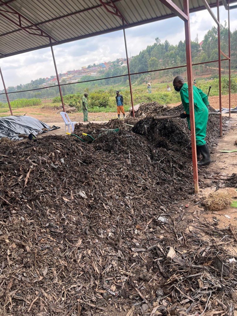giz_rwanda's tweet photo. Last Thursday, the WCE Project and @Muhangadis launched a pilot for municipal organic waste composting in Rutenga Village. Local farmers eagerly await the nutrient-rich compost. Thanks to CABOD for their support. Let's cultivate a greener future #Sustainability #CommunityImpact https://t.co/5i38qN2AfD