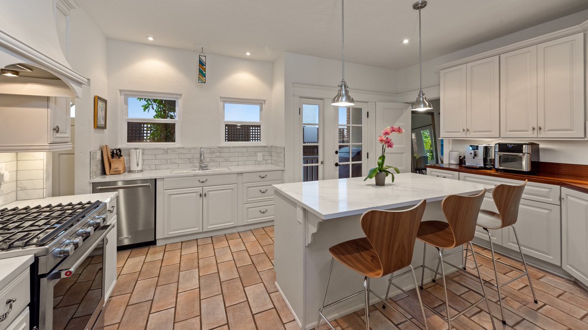 CharlieSchuster's tweet photo. NEW LISTING 🌳 826 S Sycamore Ave, Hancock Park - $2,574,777

Stunning 1920s Storybook Duplex on a Beautiful Tree-Lined Street in Hancock Park, meticulously maintained and thoughtfully updated using the finest materials for today's lifestyle.
 https://t.co/dUyTFR9M3V https://t.co/JlfwXiiHQI