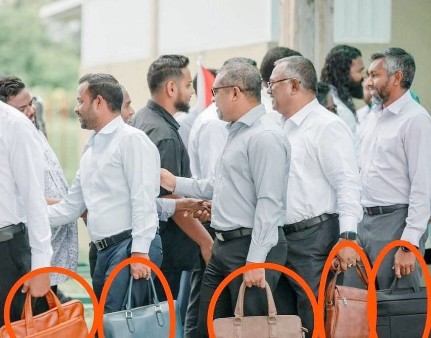 ފެށުނީއްސުރެ މިމީހުންގެ ކަމަކީ ރާއްޖޭންބޭރަށް ދަތުރު އަޅާ، ބާޒާރުކުރުން. ހުދު މުއިއްޒުވެސް ކުރާހާކަމަކީ މިއީ. އޭނާ ޝޮޕިން ކުރަން ދަނީ ސިންގަޕޫރަށް.. މިއީ ލަދުވެތިކަމެއް.