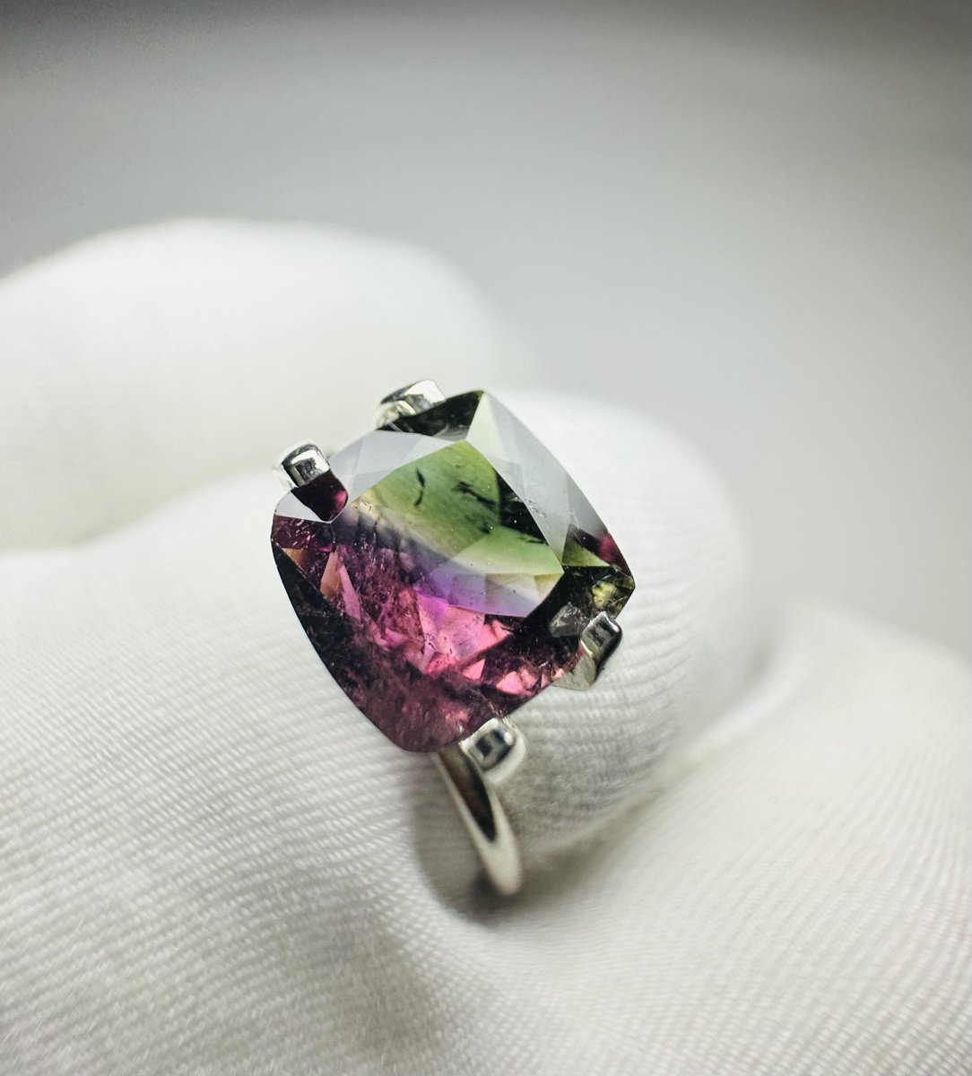 MohammedHa1681's tweet image. バイカラー トルマリン クッション 2 カラット 地球採掘認定済み

リングサイズにぴったりの鮮やかなグリーン ピンク色😍

販売中✅
他の場所でも「いいね！」してシェアしてください🤗

タップして今すぐご覧ください👇

hayatgems.etsy.com/listing/179143…

#gemstonecollection