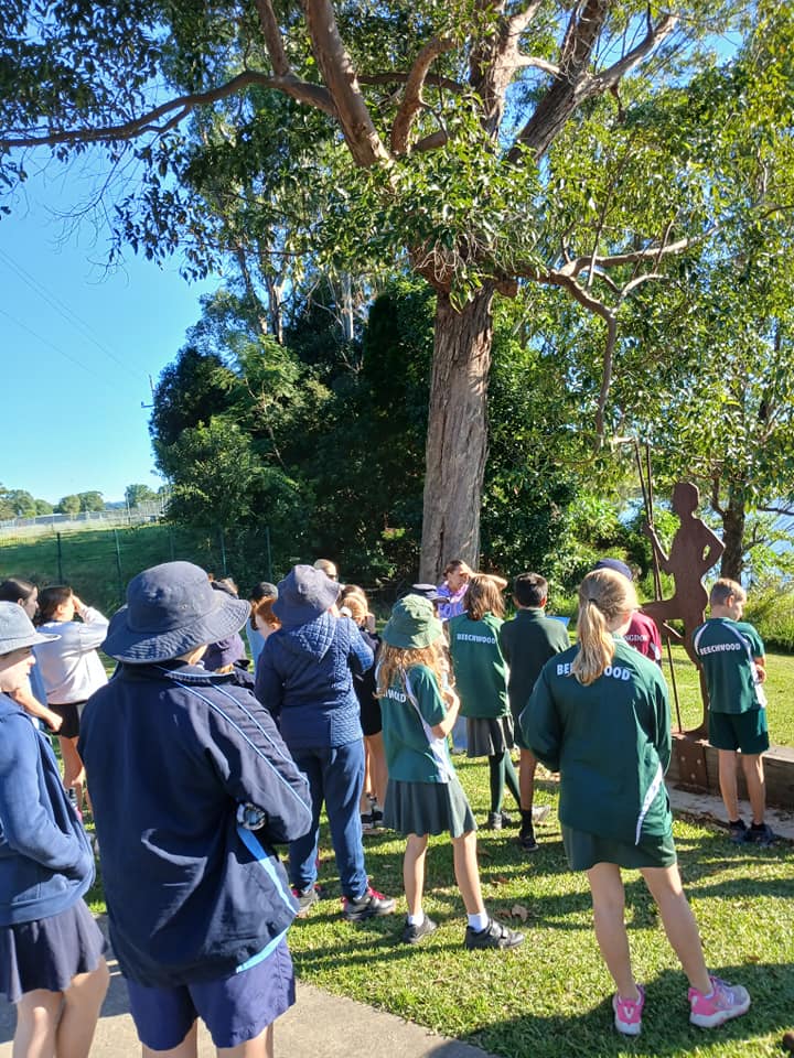 Yr 3-6 #Birpai Buddies from #LongFlatPS, #BeechwoodPS, #HuntingdonPS and #ComboynePS Public Schools connect at #WauchopeHighSchool to engage in cultural games, language sharing and weaving with community member Patricia McInherny.
Read their story: hastings.storylines.com.au/2024/09/03/3-6…