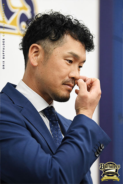 Orix_Buffaloes's tweet photo. 本日、T-岡田選手の引退記者会見が京セラドーム大阪で行われました。
なお、今シーズンの本拠地最終戦となる9月24日（火）の試合終了後に、T-岡田選手の引退セレモニーを行う予定です。
https://t.co/XgH5vZqZvO
#ありがとうTさん
#Bs2024 https://t.co/OFErWewFL3