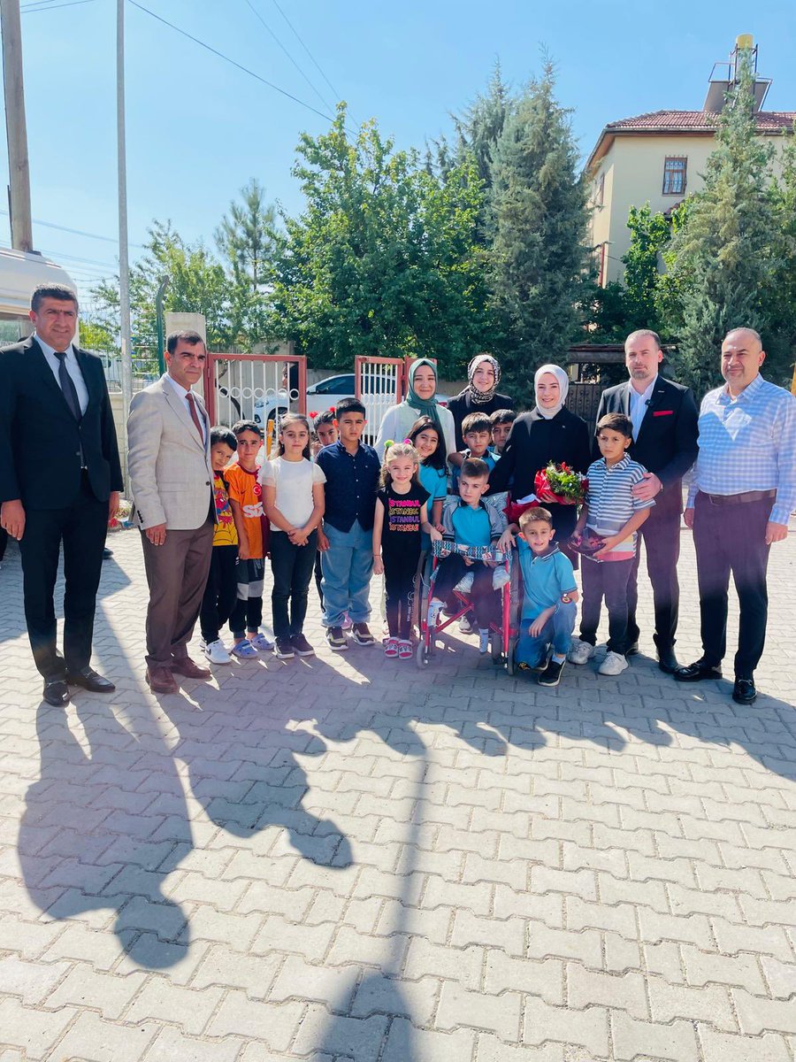 (1/2)Topsöğüt Akpınar İlkokulunu ziyaret ederek öğrencilere 2024-2025 eğitim öğretim yılında başarılı bir ders yılı geçirmeleri dileklerinde bulundu.