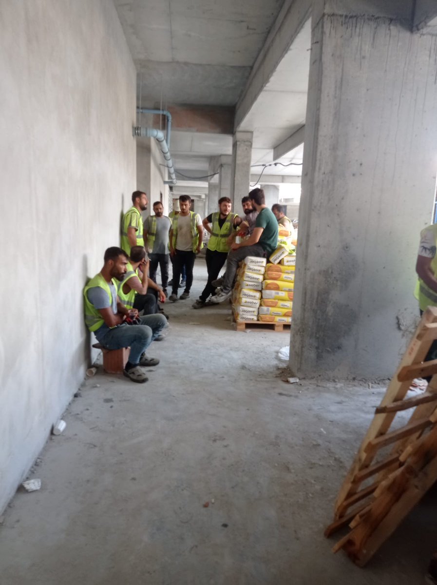 insaatiscilerii's tweet photo. İstanbul Arnavutköy darülaceze Şantiyesinde ana firma UNTD İnşaat taşeron ŞAHKAN   İnşaat bünyesinde çalışan sendikamız üyesi inşaat işçisi arkadaşlarımızın verilmeyen hakları için bugün iş bırakma eylemi başlattık.

İşçi arkadaşlarımızın tüm hakları derhal verilmelidir.

İnşaat işçisini kölelik koşullarında çalıştırıp haklarına el koyanlara geçit vermeyeceğiz. 

İnşaat işçisi patronların sömürü düzenine boyun eğmeyecek!