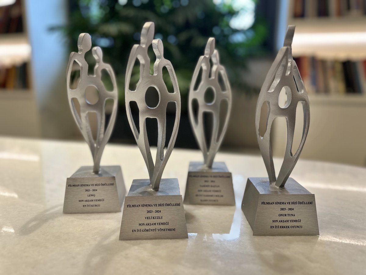 Son Akşam Yemeği, Filmsan Dizi ve Sinema Ödülleri tarafından En İyi Erkek Oyuncu (Onur Tuna), En İyi Yardımcı Kadın Oyuncu (Yasemin Baştan), En İyi Görüntü Yönetmeni (Veli Kuzlu) ve En İyi Kurgu (LEWQ) kategorilerinde ödüle layık görüldü. <a href="/cinegenna/">CineGenna</a> <a href="/sonyemek_film/">Son Akşam Yemeği</a>