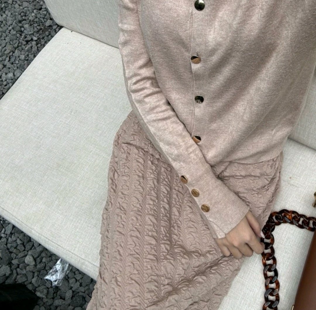 xxxirraaa's tweet photo. Girls kalian harus lirik ke brand satu ini, koleksinya cakep-cakep, bikin penampilan makin stylish✨ https://t.co/AY7qjrnv05